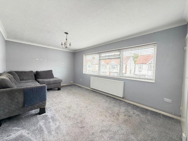 Flat for sale in Barkingside, Greater London
