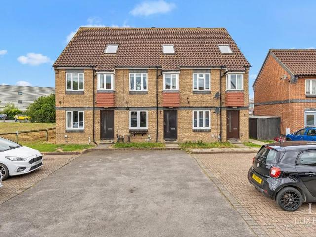 Flat for sale in Ardleigh Green, Greater London
