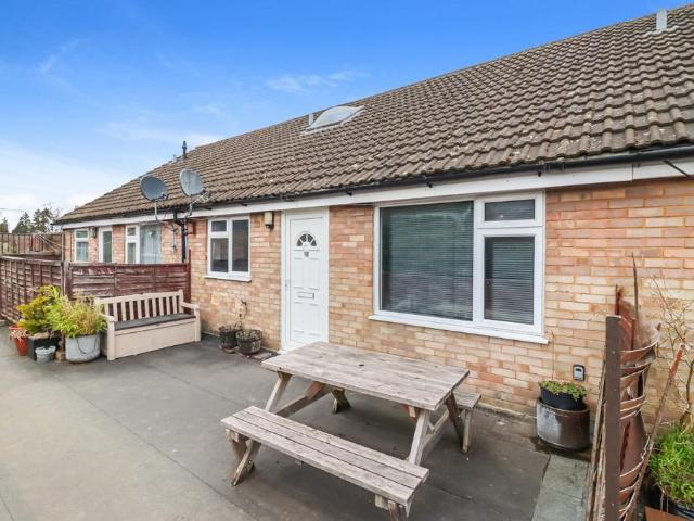 Flat for sale in Kings Langley, Dacorum