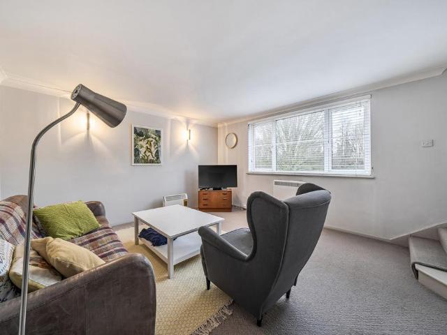 Flat for sale in Streatham, Greater London