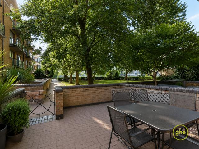 Flat for sale in Isle Of Dogs, Greater London