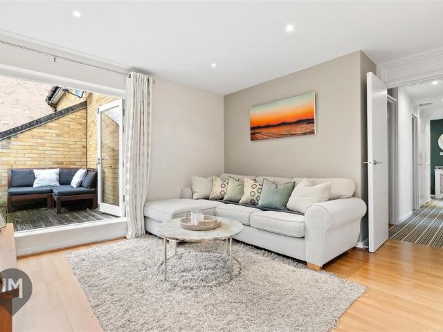 Flat for sale in Southfields, Greater London