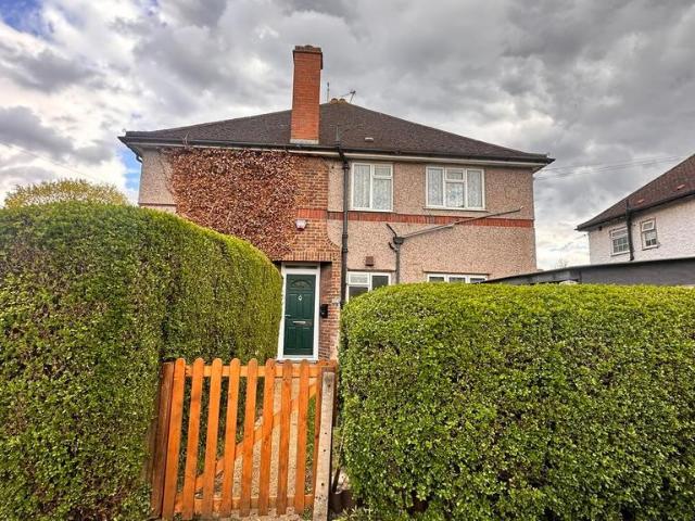 Flat for sale in London Borough of Hounslow, Feltham