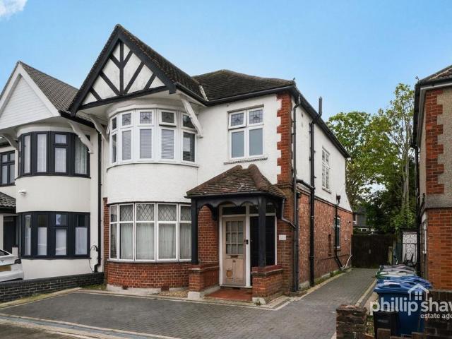 Flat for sale in Greenhill, Greater London
