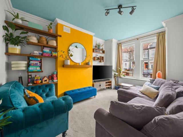 Flat for sale in Dollis Hill, Greater London