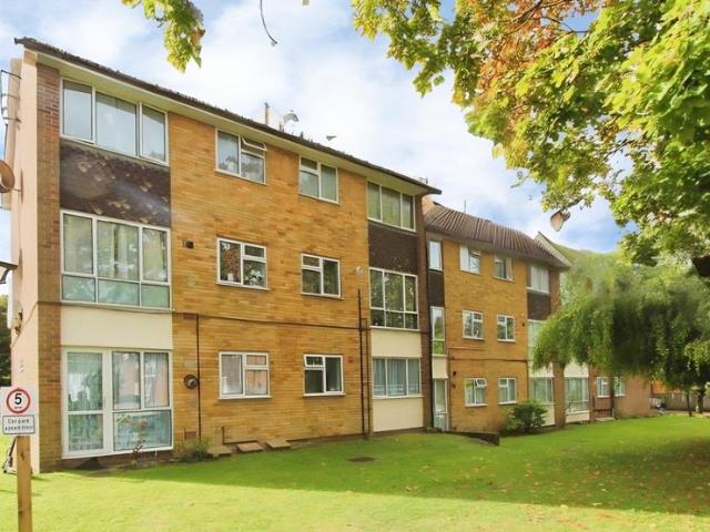 Flat for sale in Carshalton Beeches, Greater London
