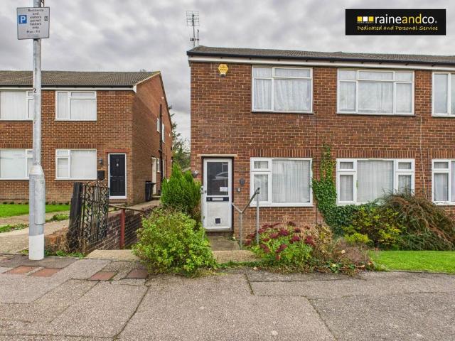 Flat for sale in Potters Bar, Hertfordshire