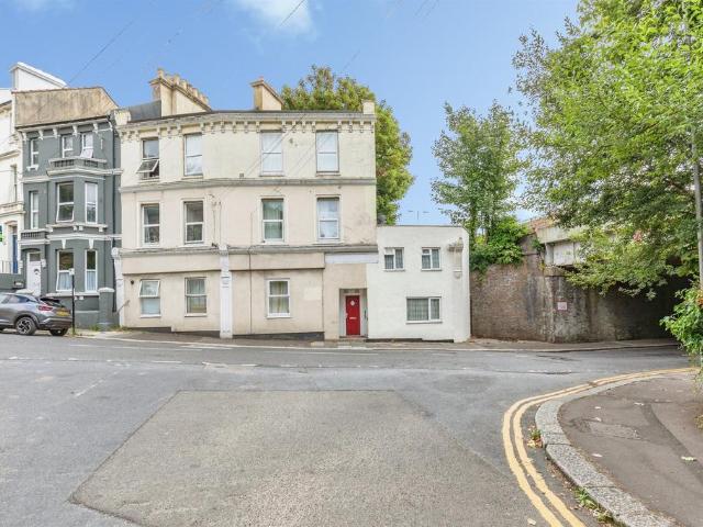 Flat for sale in Blacklands, Guestling Green