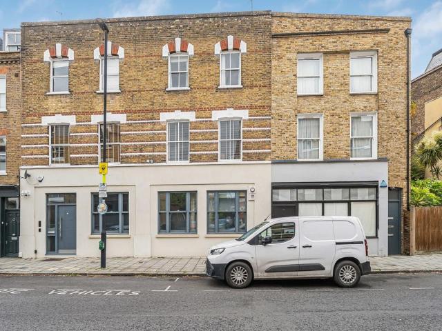 Flat for sale in Vauxhall, Greater London