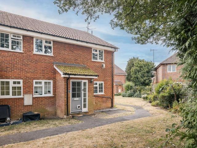 Flat for sale in Hillview, Surrey