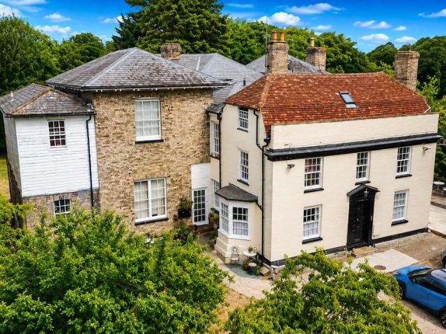 Flat for sale in Sudbury, Chelmondiston
