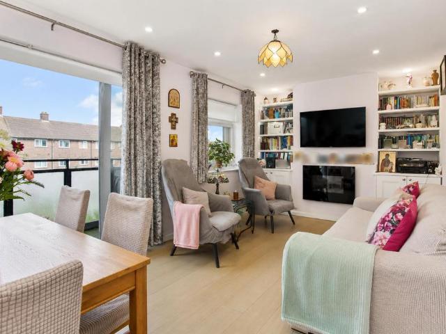 Flat for sale in Elstree and Borehamwood, Borehamwood