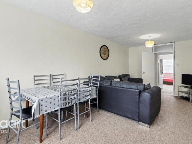 Flat for sale in Spring Park, Luton