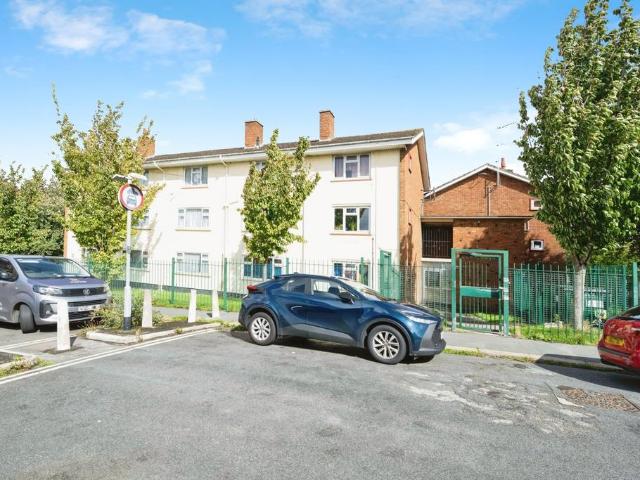 Flat for sale in Broomhill, Feckenham