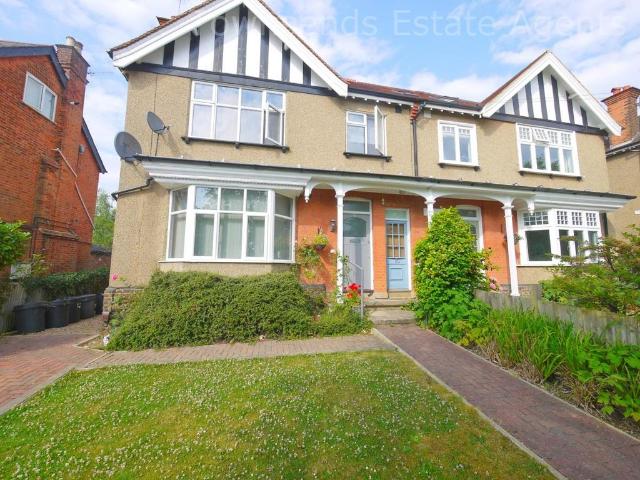 Flat for sale in Northwood, Greater London