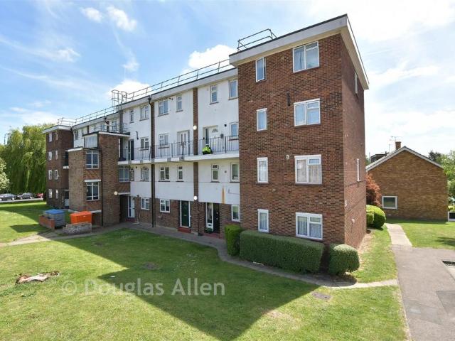Flat for sale in Hornchurch, Greater London