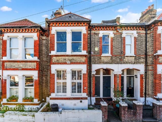 Flat for sale in Clapham Junction, Greater London