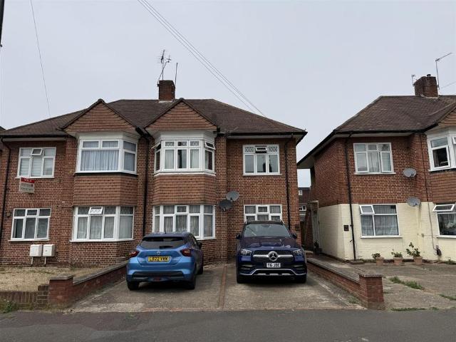 Flat for sale in London Borough of Hounslow, Hanworth