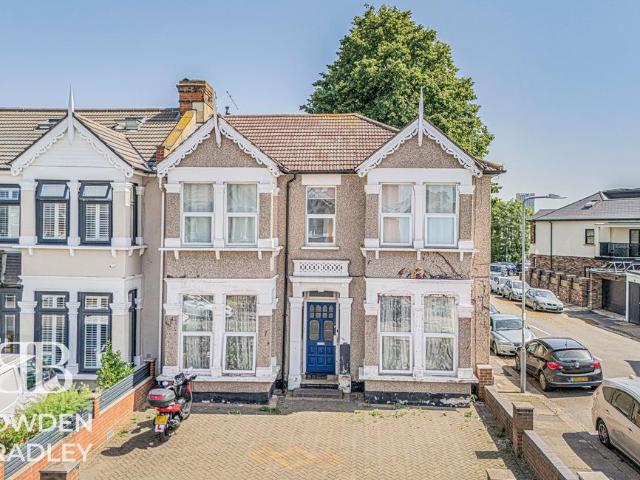 Flat for sale in Gants Hill, Greater London