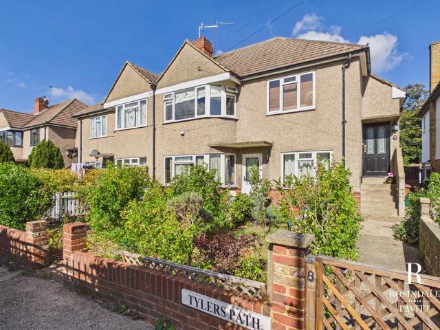 Flat for sale in The Wrythe, Greater London