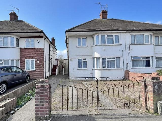 Flat for sale in Hayes, Greater London