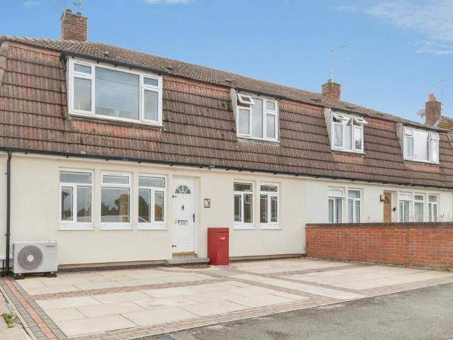 Flat for sale in Whetstone, Pinfold