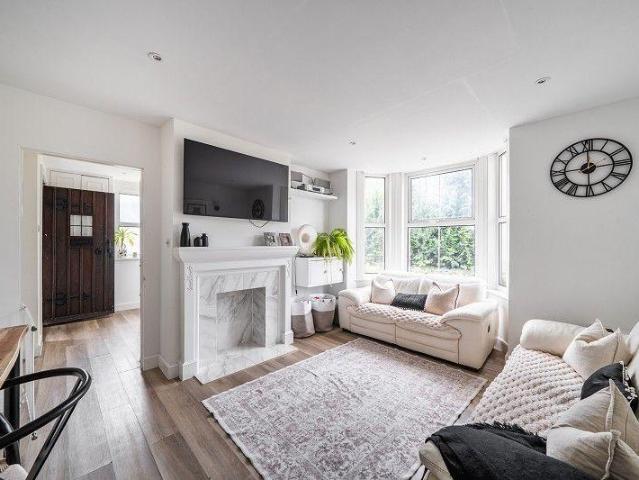 Flat for sale in Epsom, Surrey