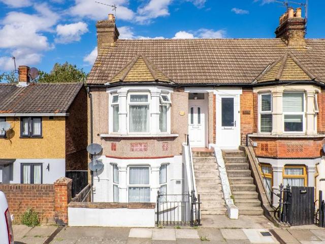 Flat for sale in Northumberland Heath, Greater London