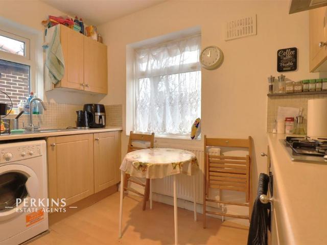 Flat for sale in London Borough of Ealing, Perivale