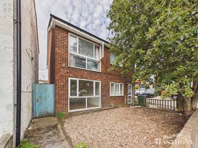 Flat for sale in Aylesbury, Buckinghamshire