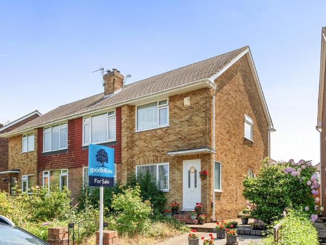 Flat for sale in Hackbridge, Greater London