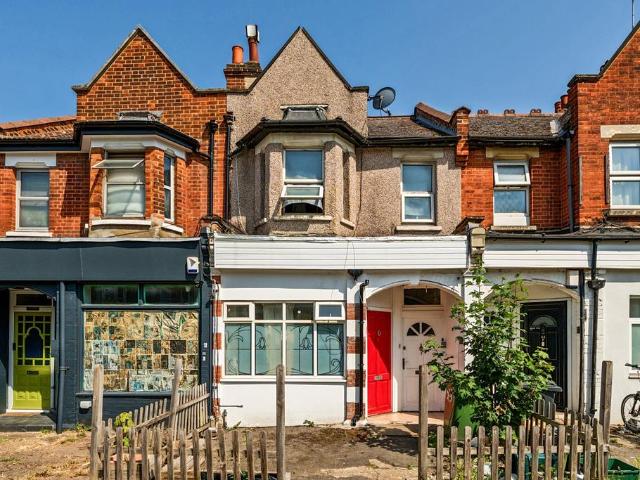 Flat for sale in Penge, Greater London