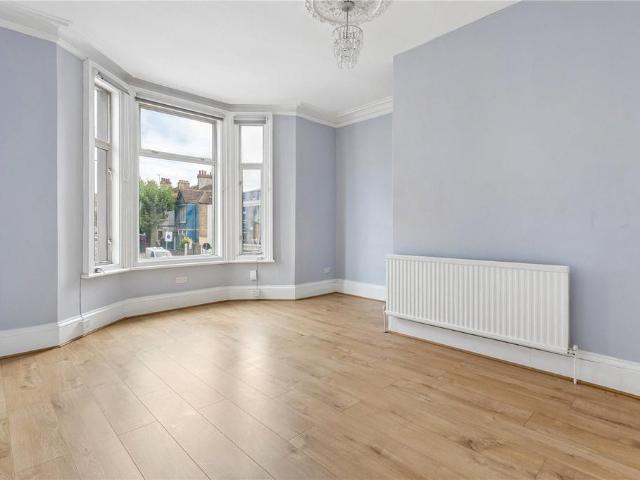 Flat for sale in Upper Tooting, Greater London