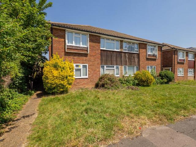 Flat for sale in Worcester Park, Greater London