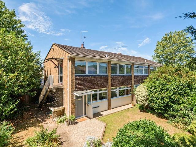 Flat for sale in Woking, Surrey
