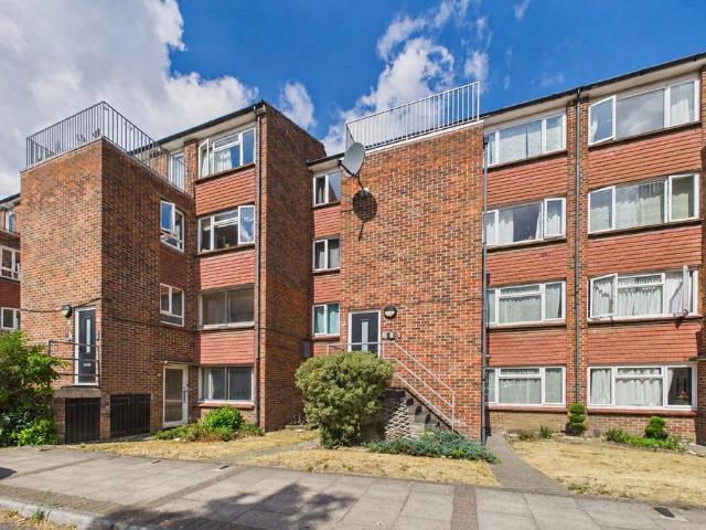 Flat for sale in Emmbrook, Wokingham