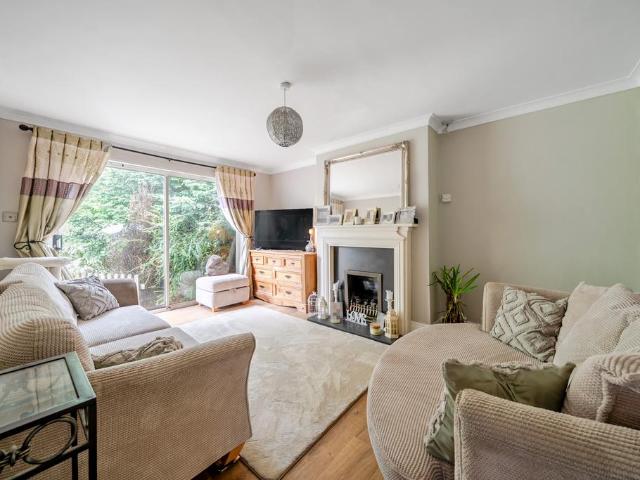 Flat for sale in Hillview, Surrey