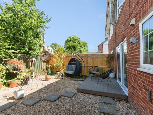 Flat for sale in Heol-las, Surrey