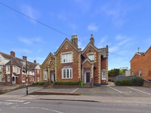 Flat for sale in Chipping Hill, Essex