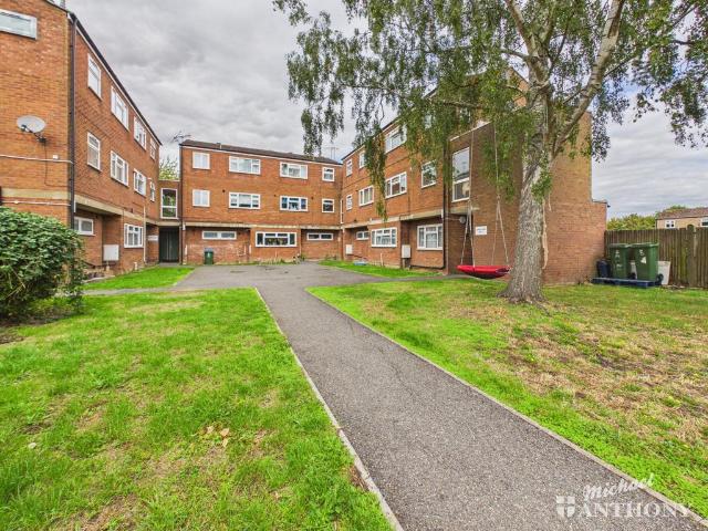 Flat for sale in Southcourt, Aylesbury