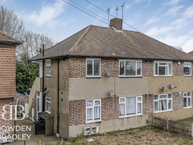 Flat for sale in Fairlop, Greater London