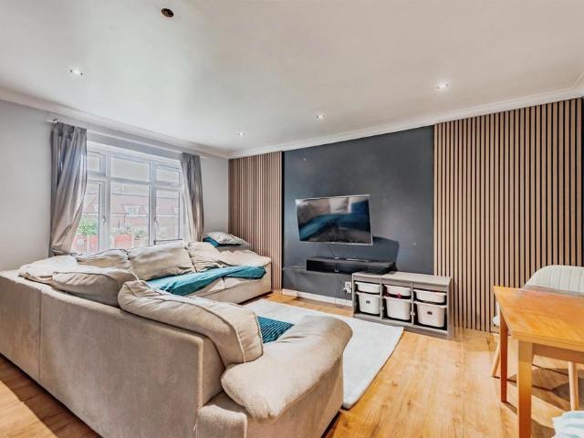 Flat for sale in Hooley, Red Hill