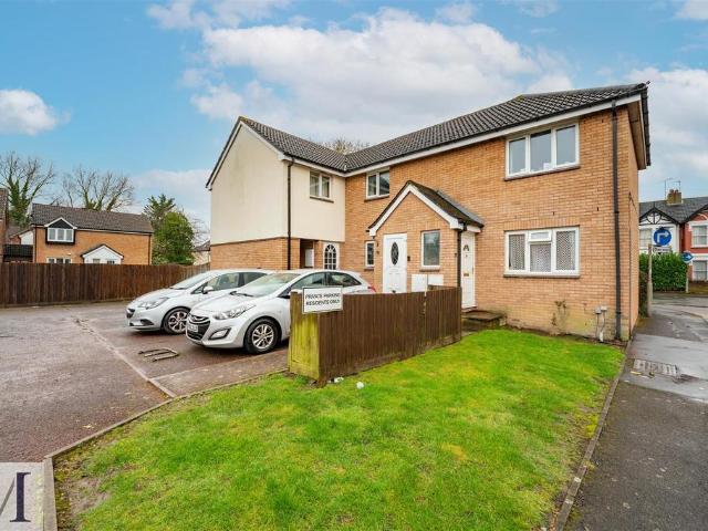 Flat for sale in Yiewsley, Greater London