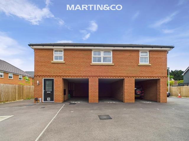 Flat for sale in Emmbrook, Wokingham