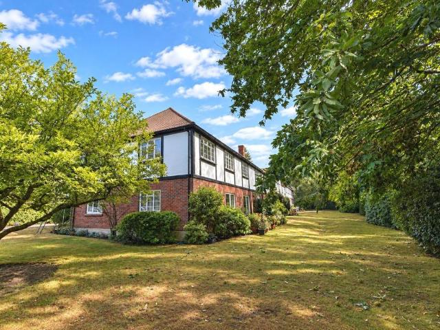 Flat for sale in Weybridge, Elmbridge