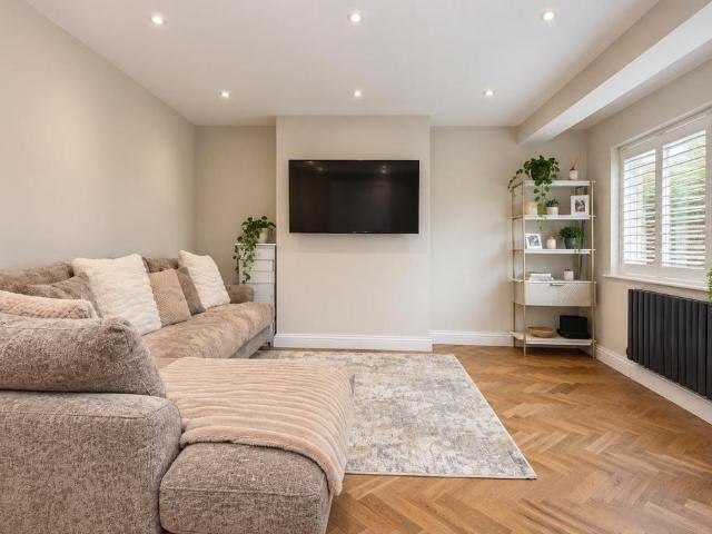Flat for sale in Elstree and Borehamwood, Borehamwood