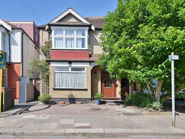 Flat for sale in Wealdstone, Greater London