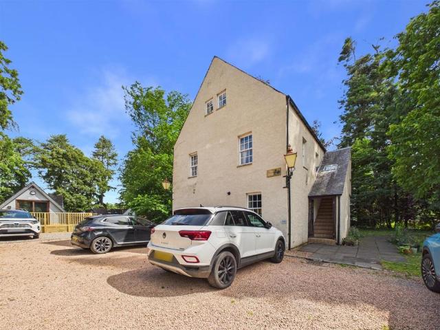Flat for sale in Huntingtowerfield, Almondbank