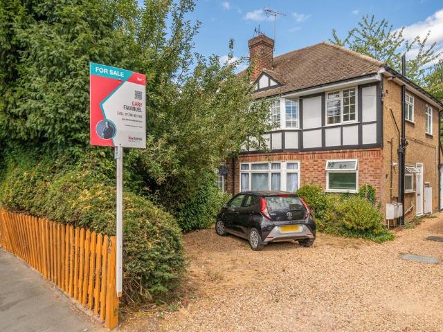 Flat for sale in Ashley Park, Surrey