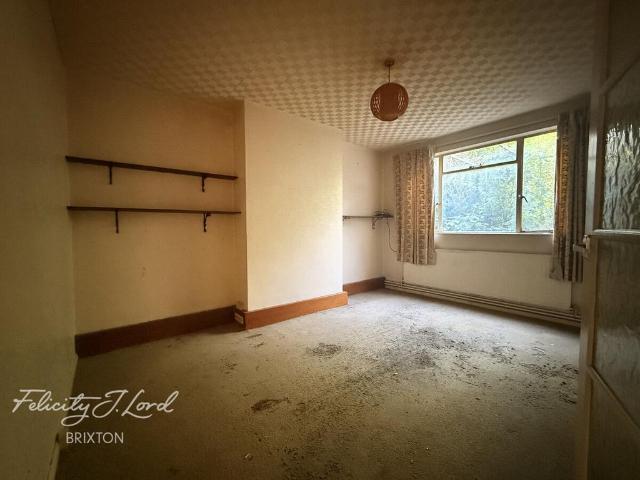 Flat for sale in Streatham, Greater London
